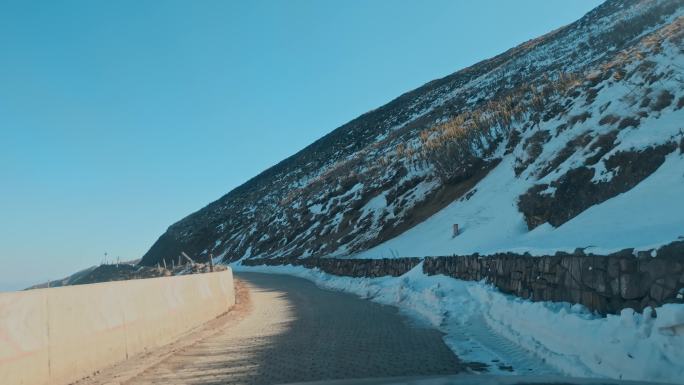 云南山区冬季积雪山路残雪视频