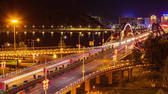 西藏拉萨柳梧大桥夜景车流中景延时