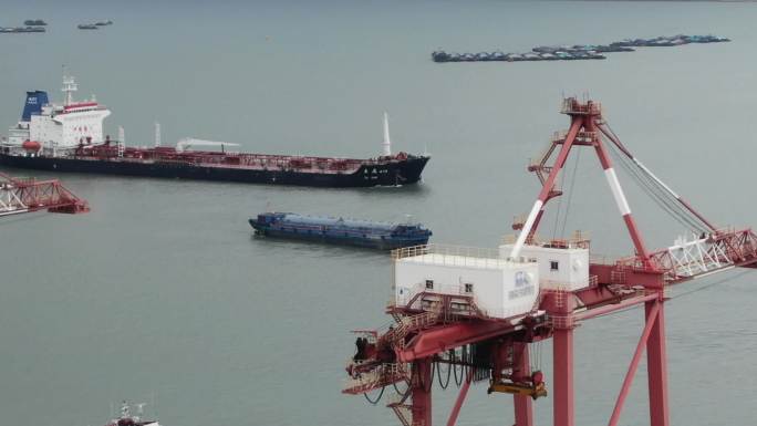 4k长焦航拍扬州港 集装箱 轮船 装吊