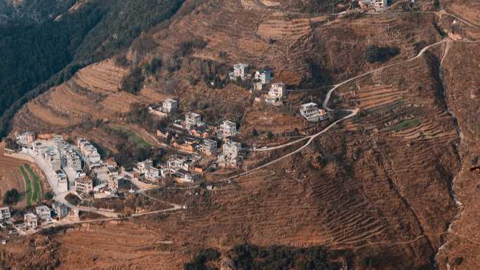 中国西南悬崖山坡上的村庄道路田地