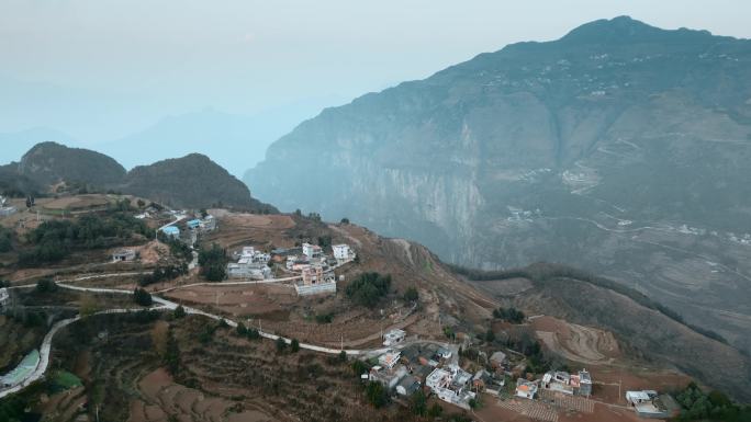中国西南悬崖山坡上的村庄