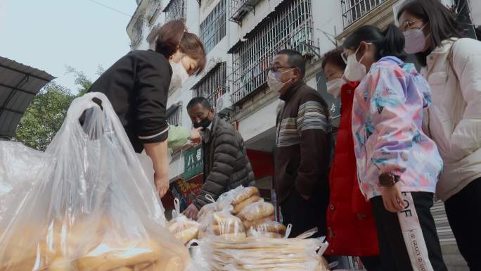 云南中越边境河口农贸市场外香蕉面包销售