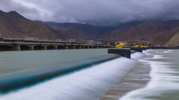 西藏拉萨拉萨河金牛迎亲桥全景水流延时
