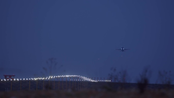 夜间机场飞机起飞