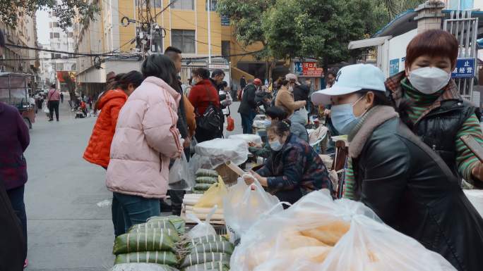 云南中越边境河口农贸市场外游客摊贩