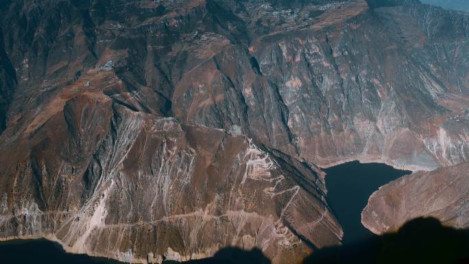 云南贫困山区石头山江河土路风光