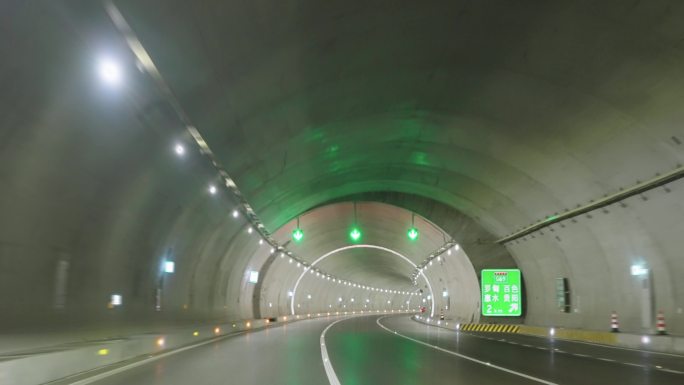 高速隧道行车