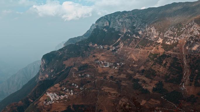 中国西南悬崖山坡上的村庄道路