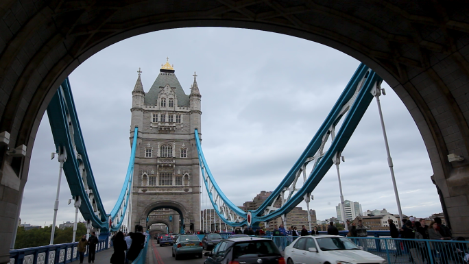 英国伦敦、泰晤士河、伦敦桥、游客、骑行