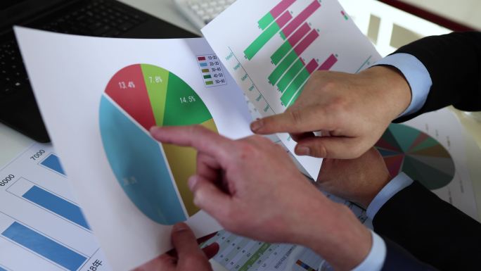 财务报表分析和数据统计的商人