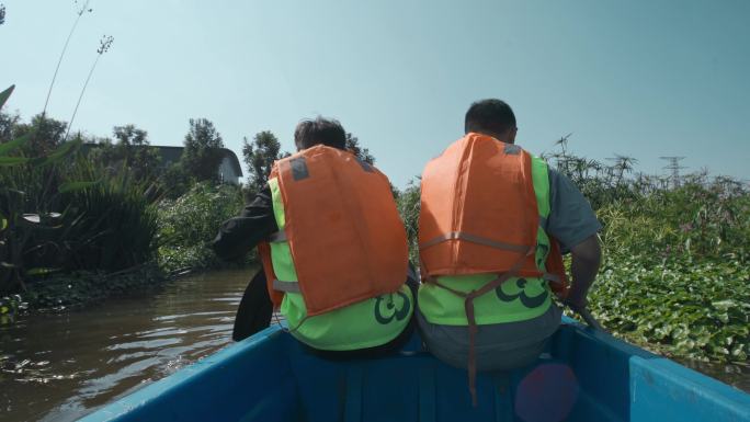 划小船检查采样河道水面巡河员志愿者