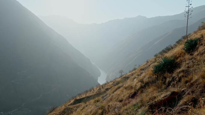 云南贫困山区山峦下的金沙江普渡河