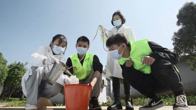 污水厂取水检测化验的志愿者