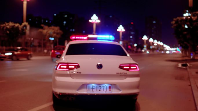 【4K阿莱】城市夜晚警车巡逻维护治安