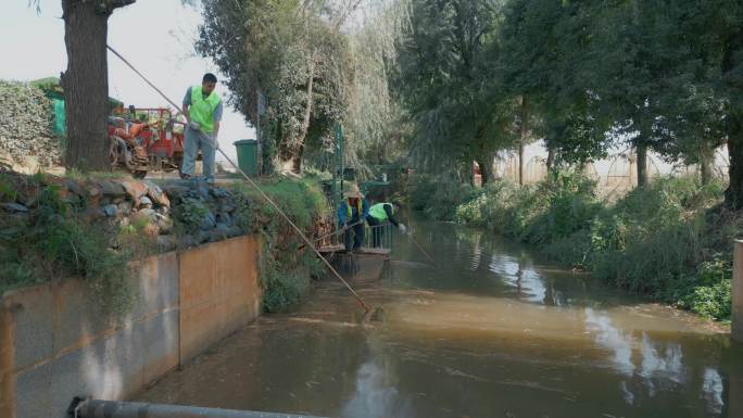志愿者打捞清理河道