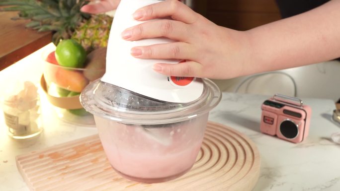 【镜头合集】冰块果汁用搅拌机制作沙(3)
