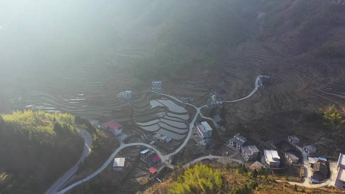 航拍雪峰山山脉下村庄民房1