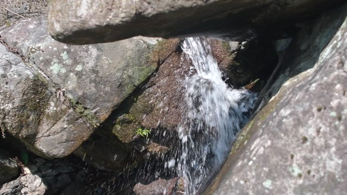 福建大山山坳里的清泉溪流