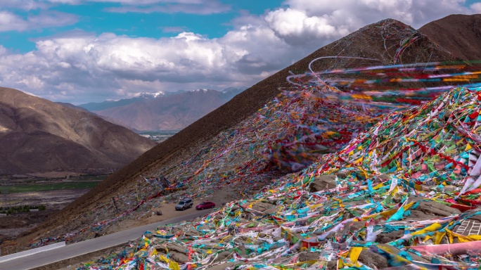 西藏拉萨纳金垭口经幡白天全景延时