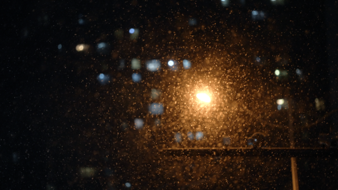路灯下的雪花雪花街景夜晚下雪城市下雪