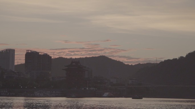 实拍夏日夕阳下富春江边人们纳凉休闲