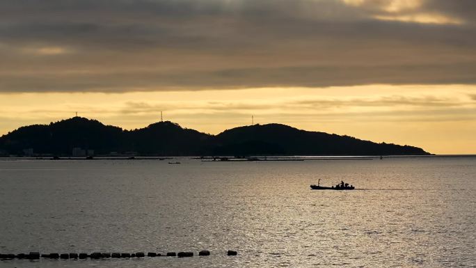海上早晨波光粼粼中的渔船