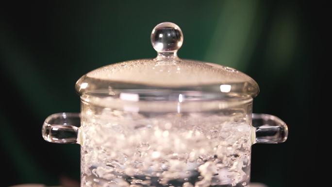 玻璃锅煮沸的热水气泡沸水开水