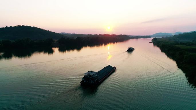 夕阳下的邕江行船 水路运输交通