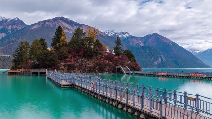 西藏林芝巴松措湖心岛白天光影全景延时