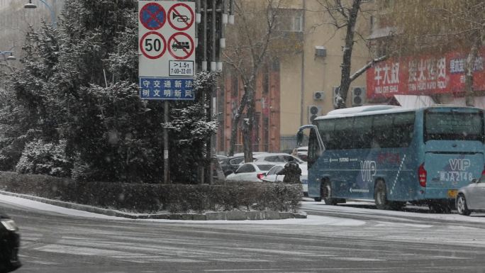 大雪飘飞的街道