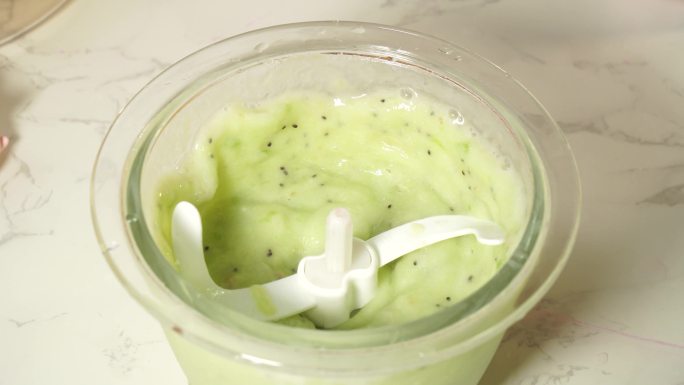 【镜头合集】绿色水果果泥搅拌机打水(1)