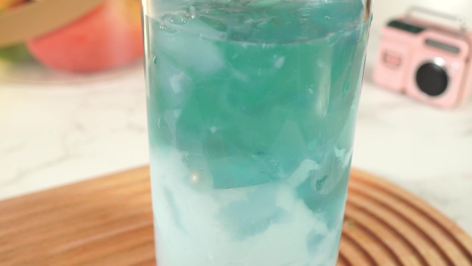 【镜头合集】饮料杯中加入蓝色布丁果冻
