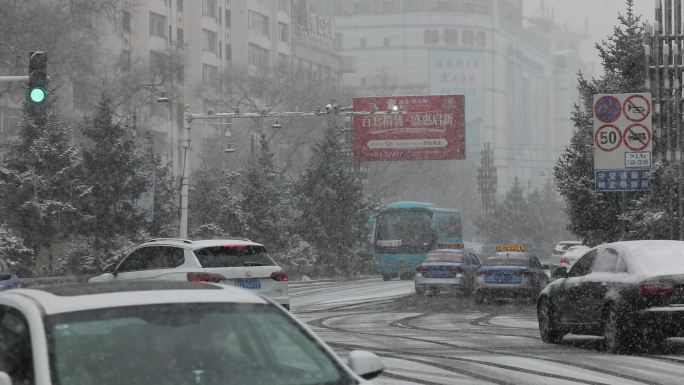 大雪飘飞的街道