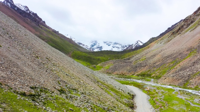 石子道路 山地自驾游 山地上行驶