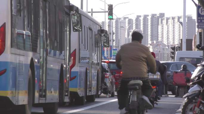 冬天城市街道骑行骑车清晨回家城市生活市井