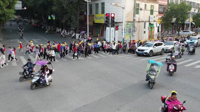 小县城放学路口马路小学生过马路