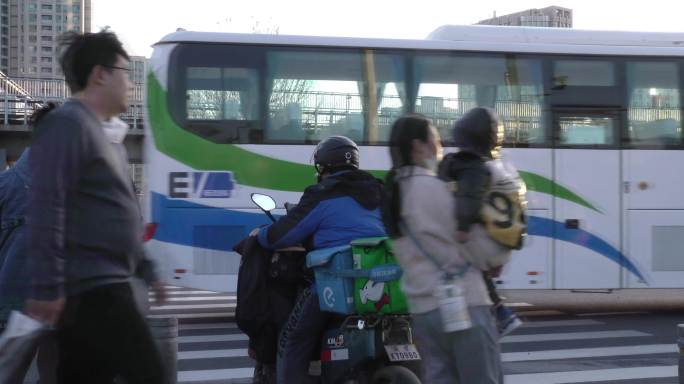 城市人文城市繁忙人来人往清晨城市街道市井