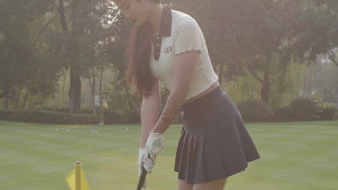 高尔夫球场 美女打高尔夫