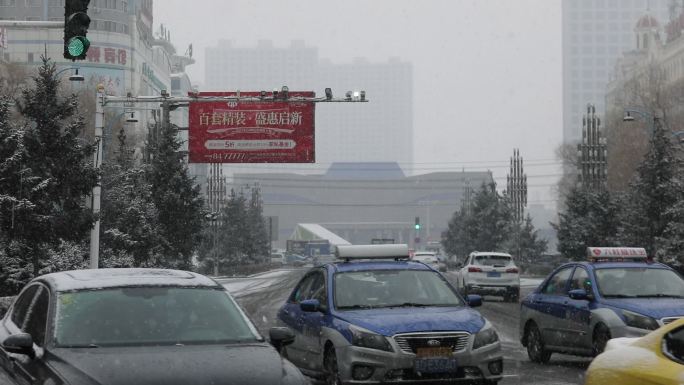 大雪飘飞的街道