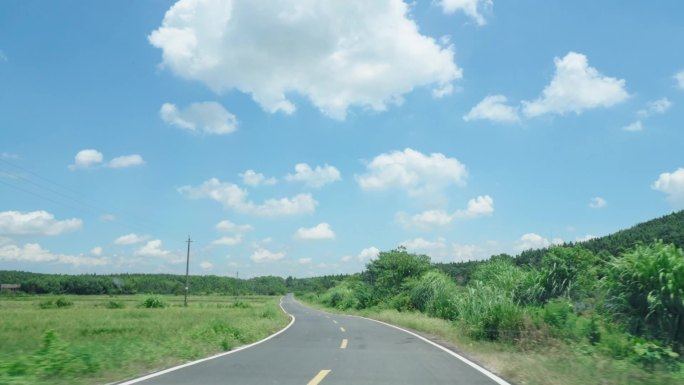 车辆行驶在乡间道路