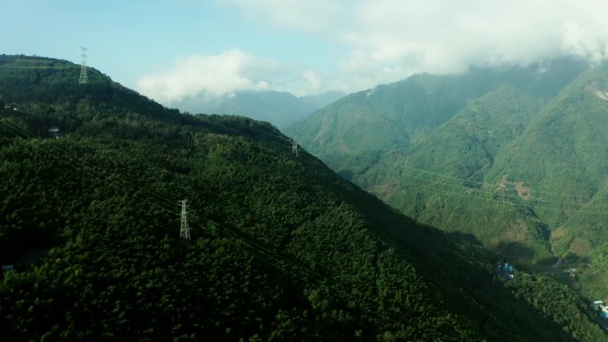 4k云雾青山，自然风光，绿意盎然