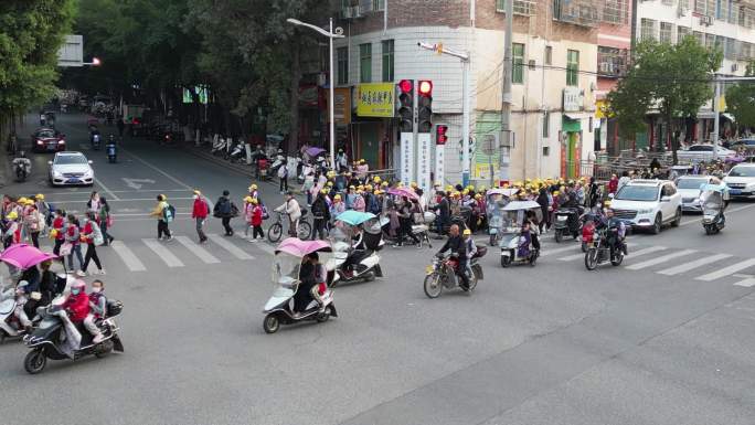 小县城放学路口马路小学生过马路