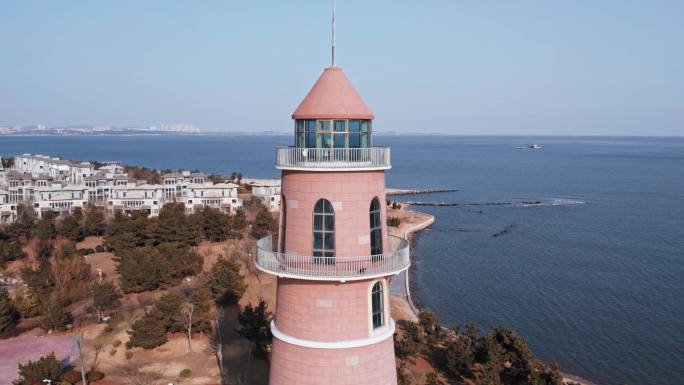 海岸线海岛上灯塔环绕航拍