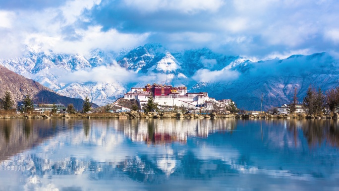 西藏拉萨布达拉宫雪山同辉倒影全景白天延时