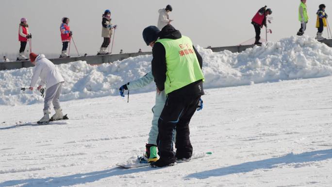 4K教练教小朋友学习滑雪练习滑雪