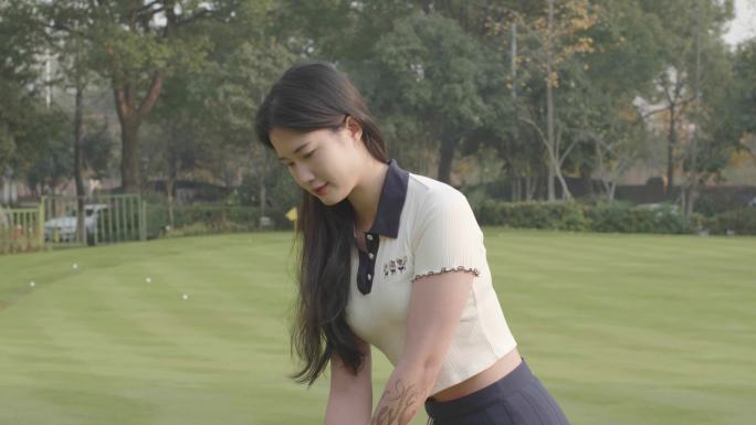 纹身亚洲美女打高尔夫