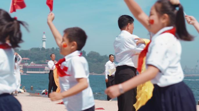 烟台滨海广场挥舞国旗少年党建跳舞