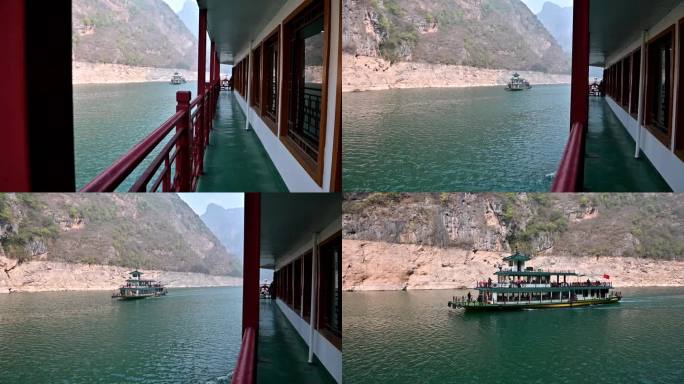 行驶在大宁河上的观光游船