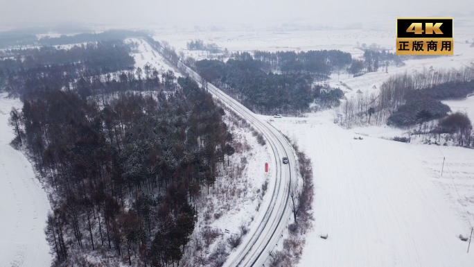 汽车在林间雪路行驶 回家路