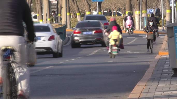 骑车打拼打工人早晨城市街道快节奏生活不易